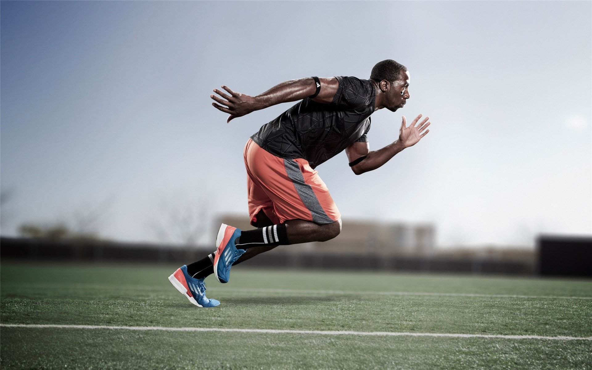 观众安全疏散系统接入赛事指挥平台统一调度,观众厅内疏散走道的净宽度应按每百人