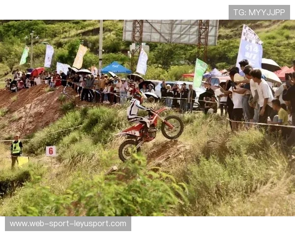 摩托车越野赛竞争激烈，全场追逐节奏紧凑