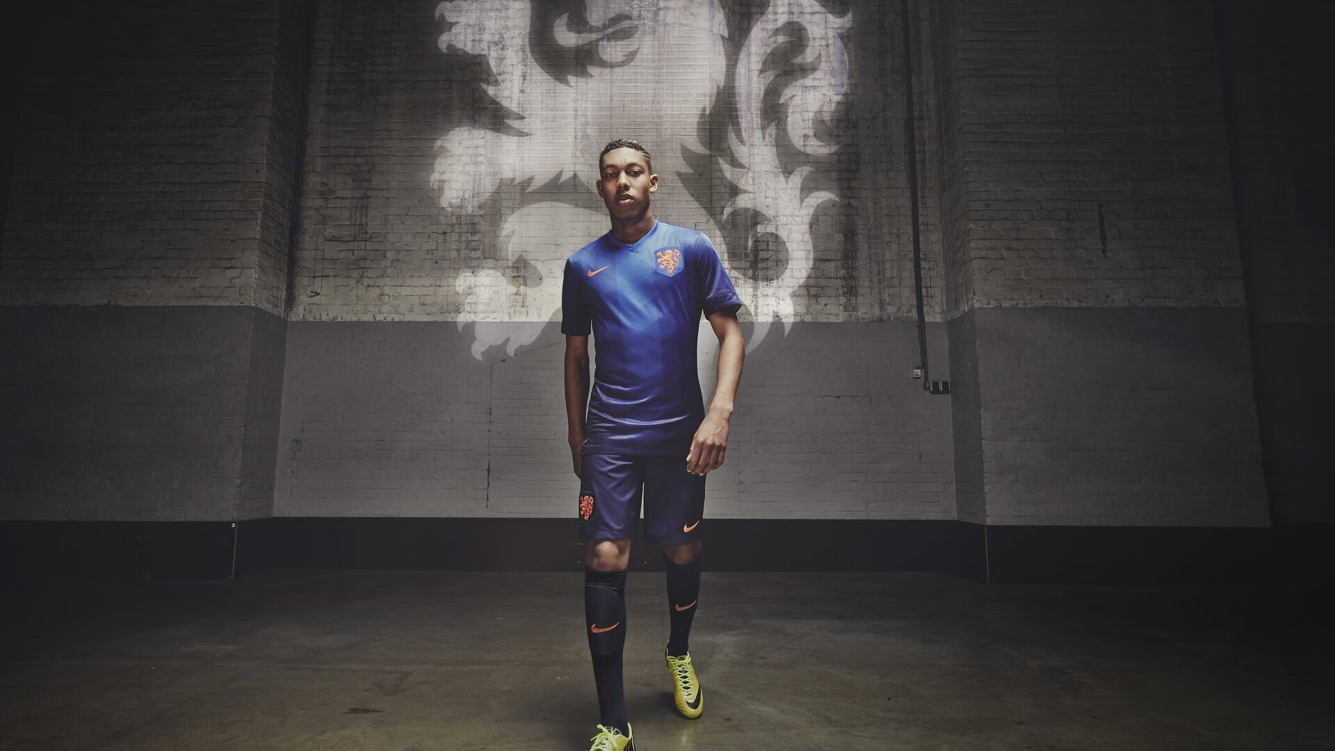 欧冠赛场外的球迷文化展示出跨国融合的魅力,欧冠 球迷